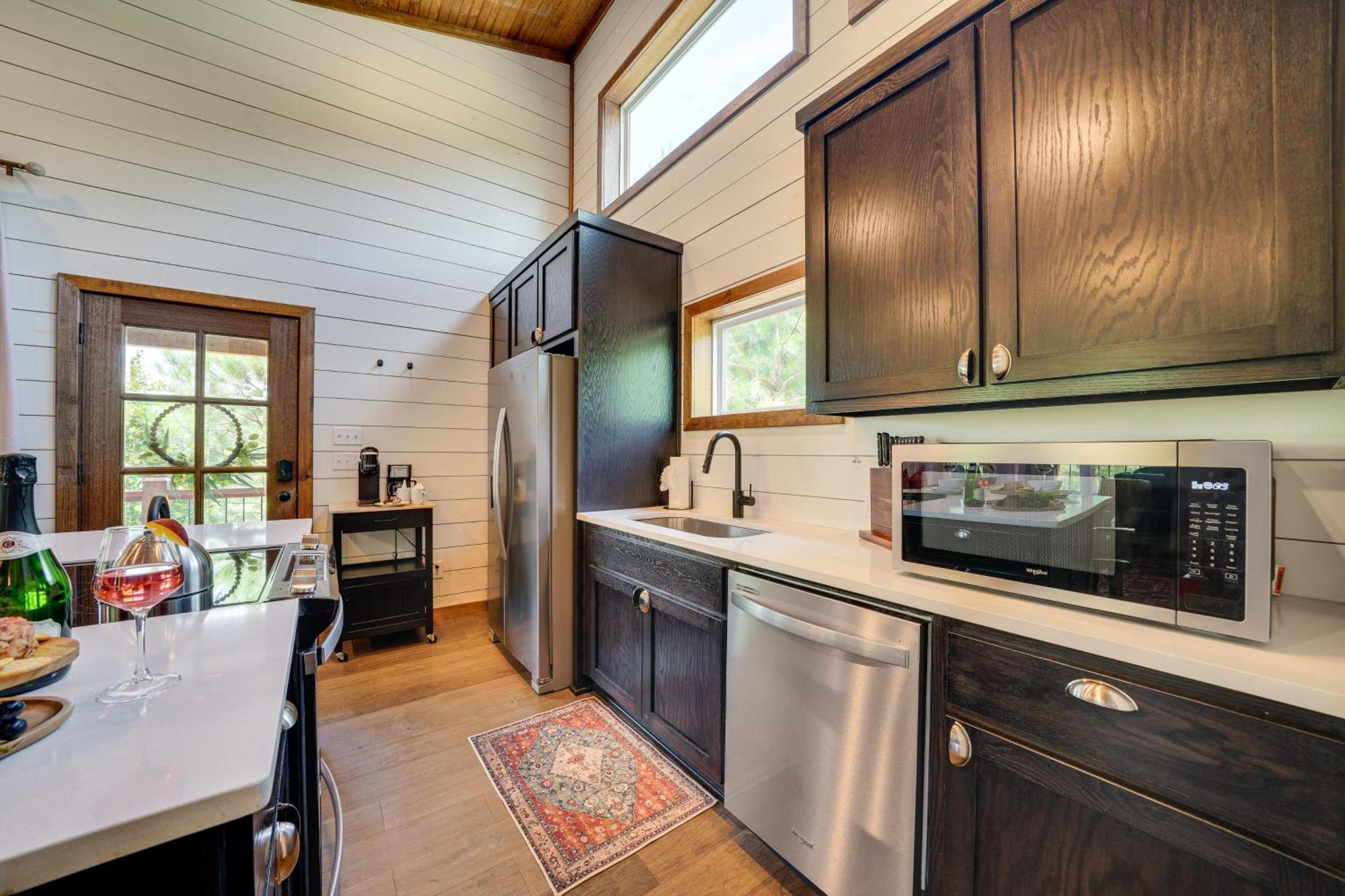 Tree-Lined Broken Bow Studio With Private Hot Tub! Zewnętrze zdjęcie